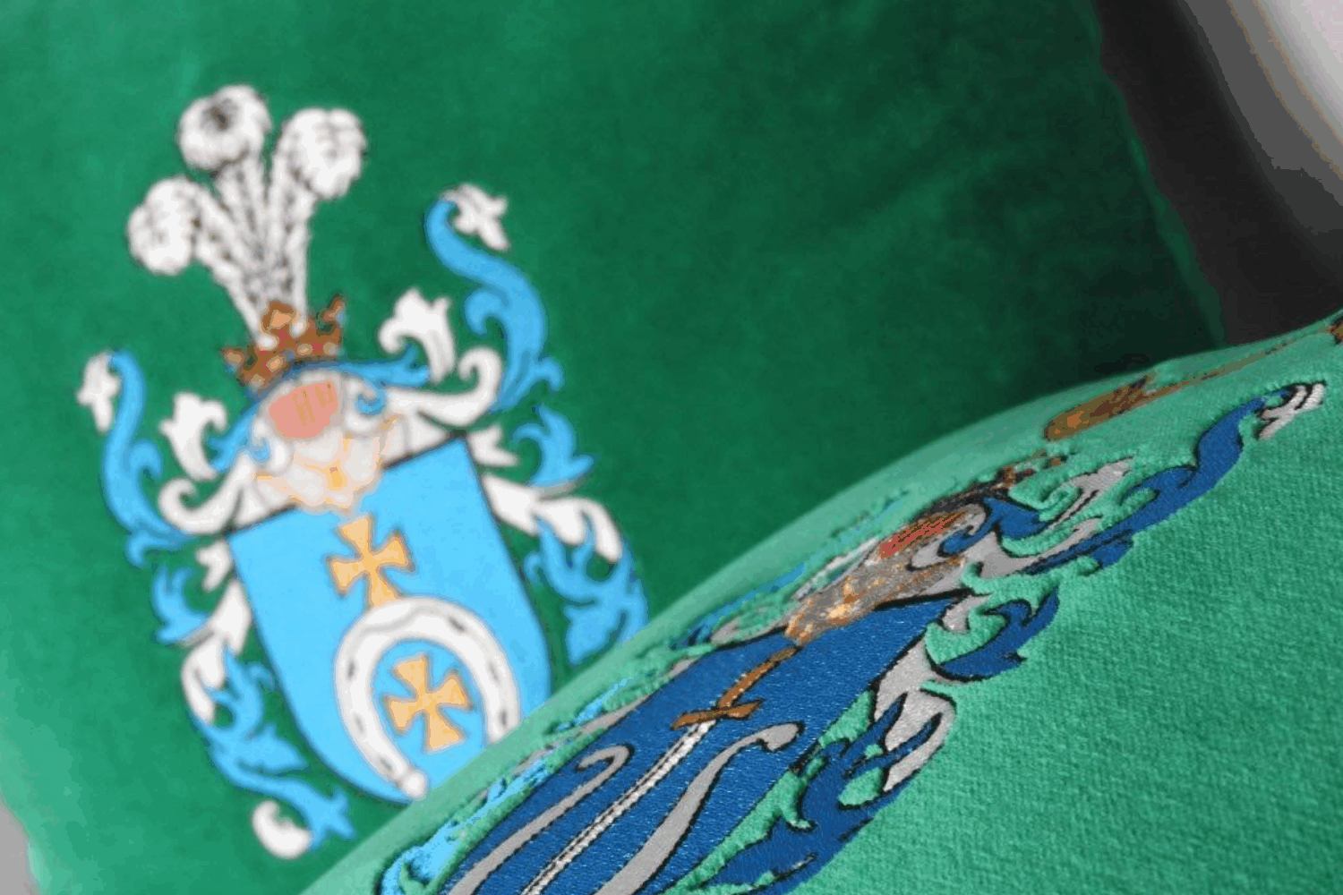 yabooo producent poduszek reklamowych z haftem logo na aksamicie